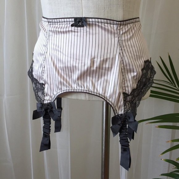 Vintage Pin-Stripe Lingerie Set (Bra + Garter) - Picture 4 of 5